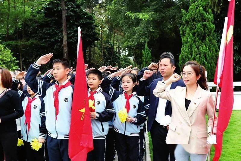这个小男孩牵的是哪个小鸭子?-专业解答你的问题